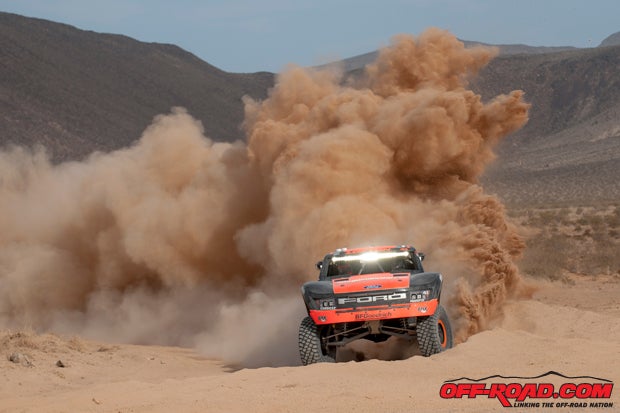 Justin Lofton held off Andy McMillin to defend his 2015 Mint 400 victory.
